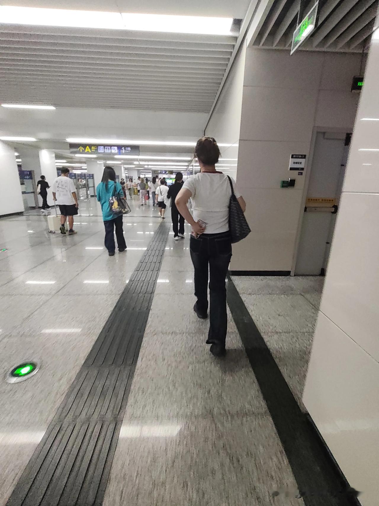 而立之年的女儿，在家天天瘫软如泥背后的真相。
陪着女儿上一次班，忽然理解了年轻人