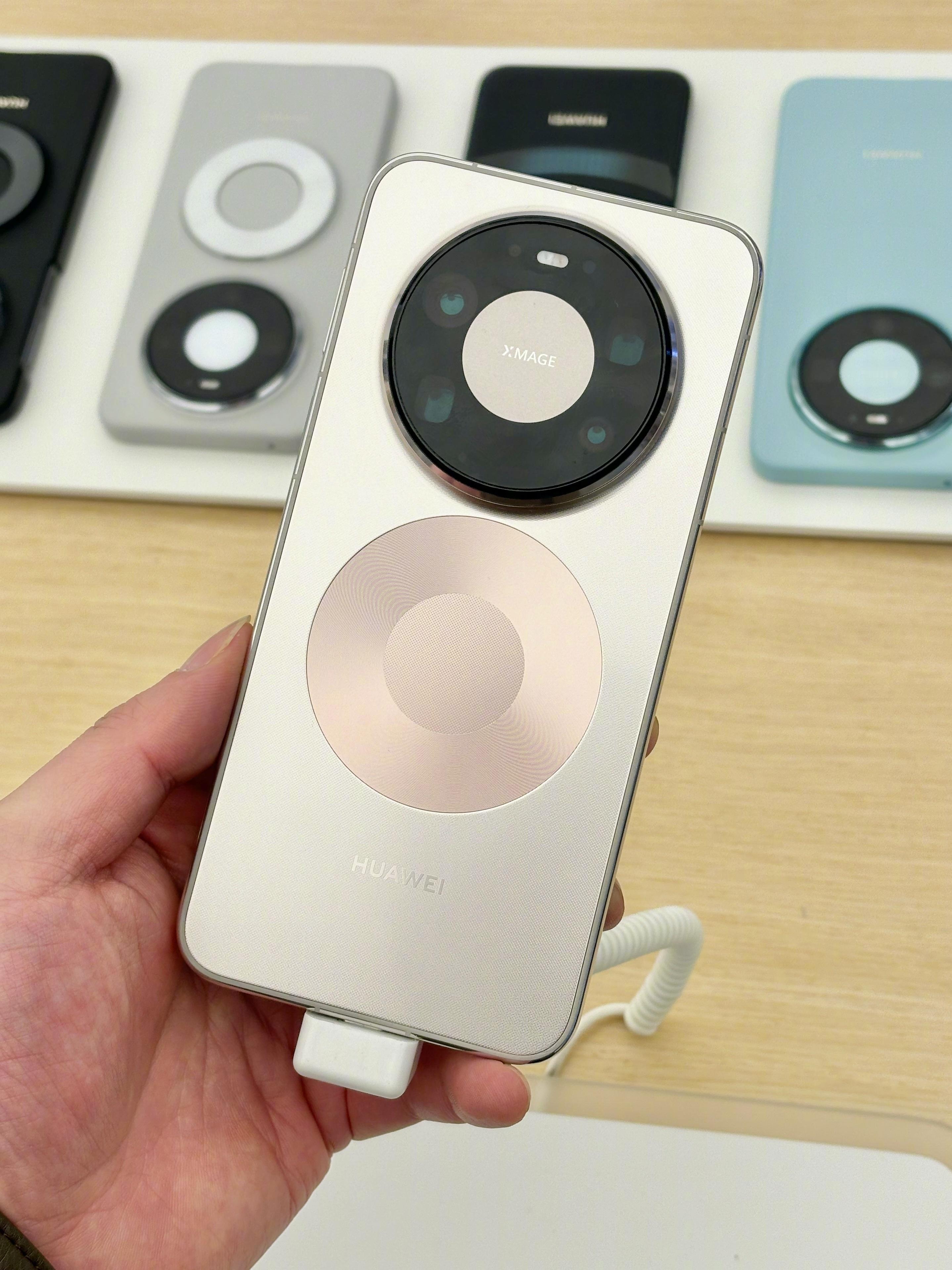 Mate80 Pro Max还是建议大家选择极昼金，确实更好看，男女用户都能驾驭