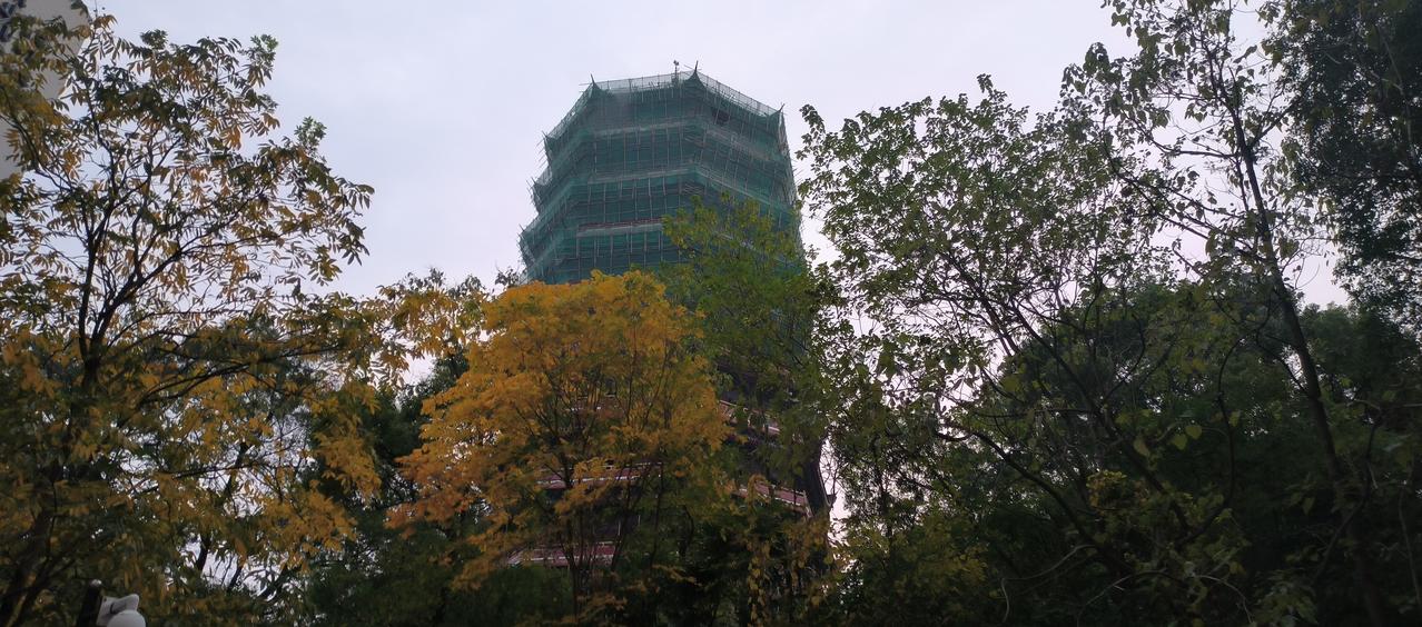 冬日生活打卡季抱石公园景观塔终于进行维修了，希望不仅是表面修咠一新，更要把隐患彻