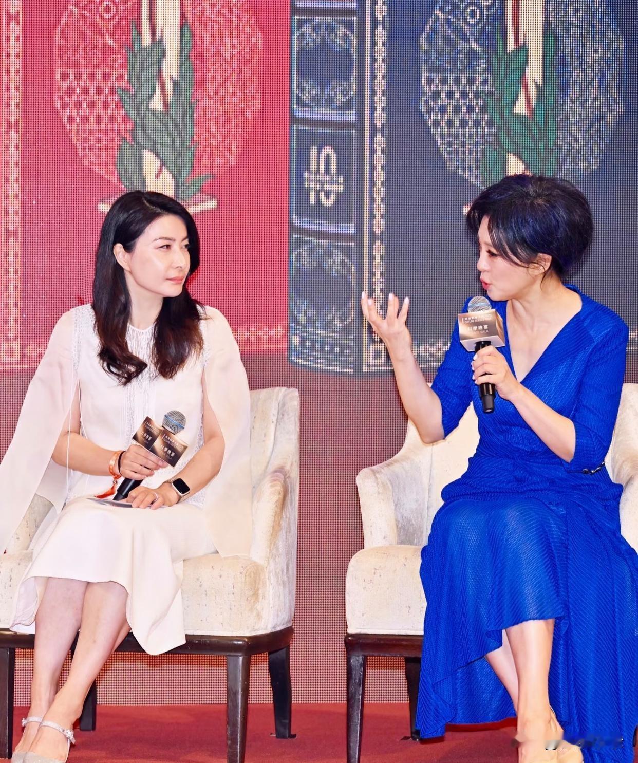 郭晶晶在香港未来科学大奖10周年慈善晚宴上亮相，白色长裙一穿，那气质绝了，跟当年