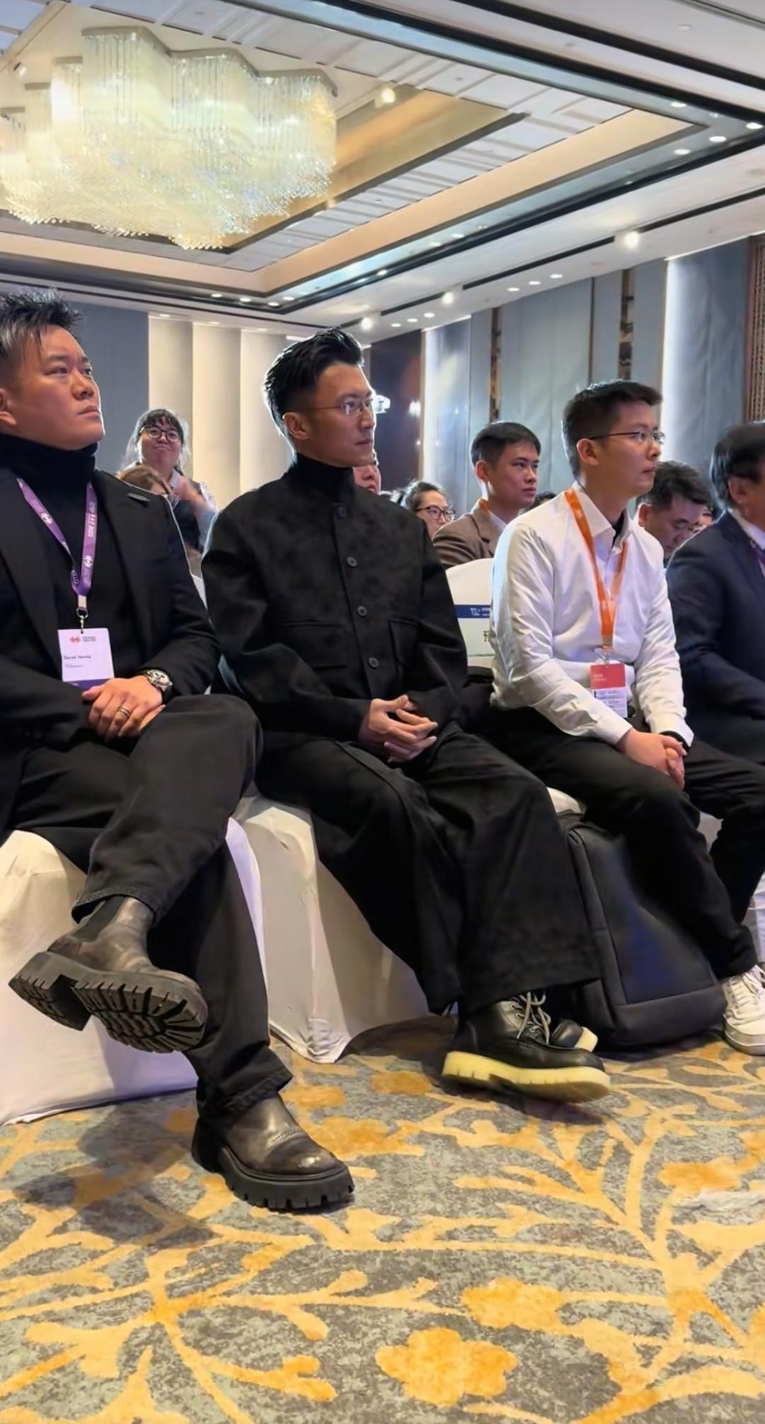 12月16日，谢霆锋和宇树科技王兴兴坐在一起现身世界旅游经济发展论坛，两人坐在一