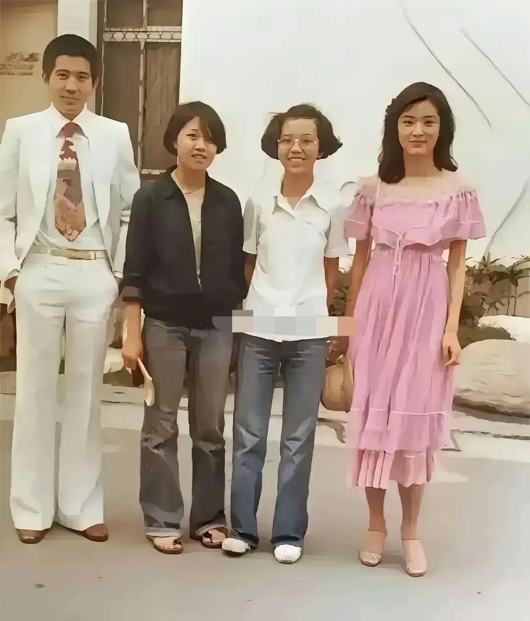 一张老照片，据说有三个超级巨星，可我只认出了穿粉色裙子的林青霞，其余的都没有认出