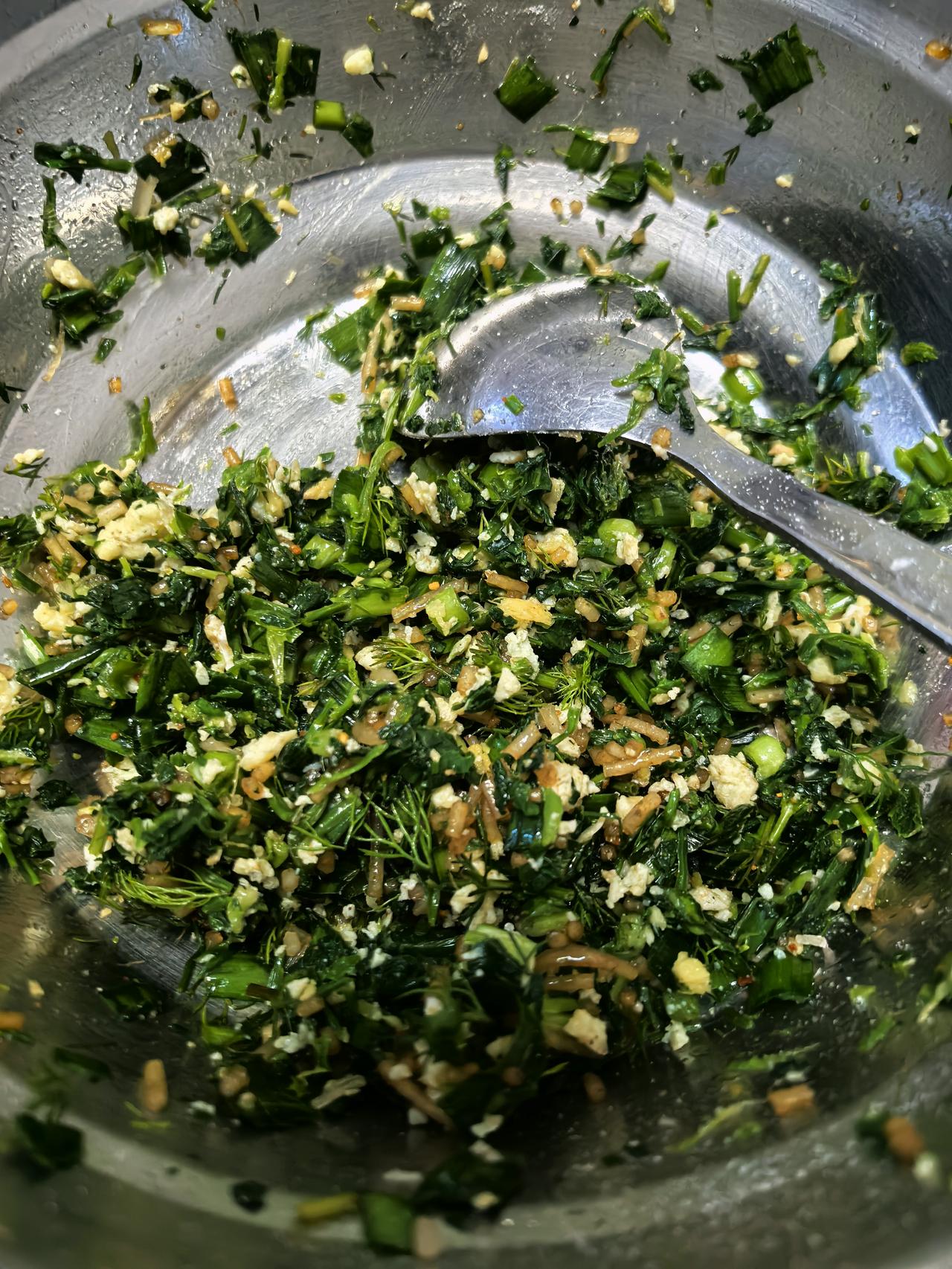 昨天下午去地里挖了荠菜，小菜园里种了茴香(网购种子，割茬茴香)，搭配一缕韭菜，煎