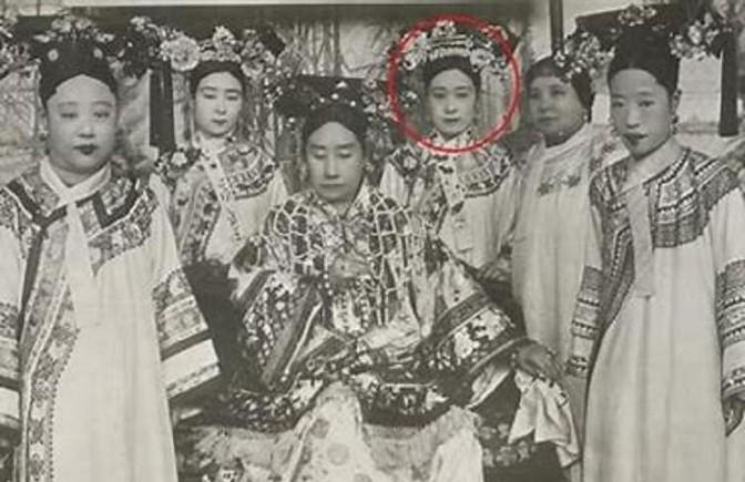 1913年，37岁的大内总管小德张对自己的主子五格格表白：“韫馨，你嫁给我吧，我