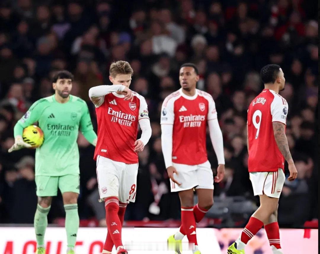 本场比赛是8年来曼联首次在酋长球场取胜，同时这也是2025年5月以来阿森纳首次在