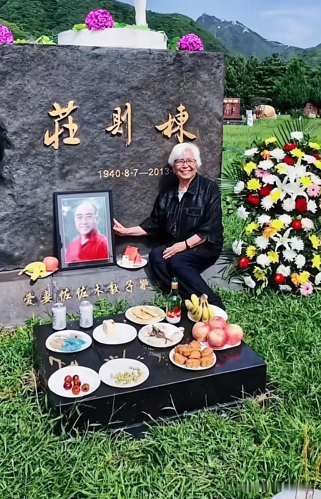 2026年，满头银发80多岁高龄的妻子佐佐木敦子，千里迢迢从日本专程飞抵北京凤凰