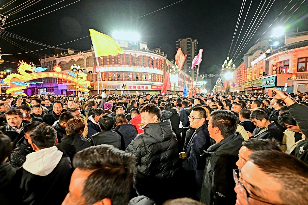 甘肃临潭，新春非遗盛景里，万人扯绳是最滚烫的人间烟火。六百余年传承不息，千余米巨