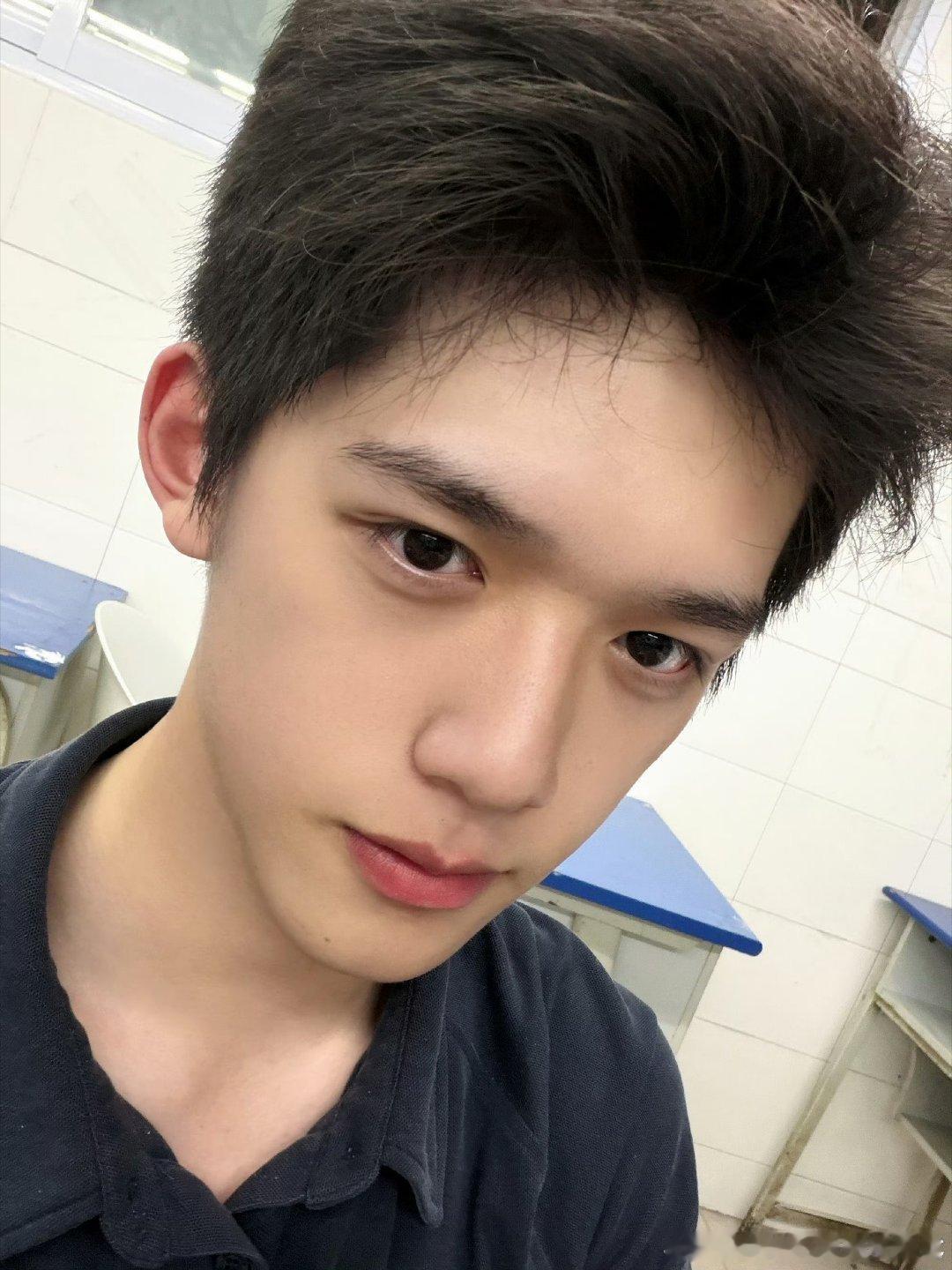 官俊臣高考结束晒自拍 终于考完啦！官俊臣分享自拍，元气满满，静待佳绩到来 