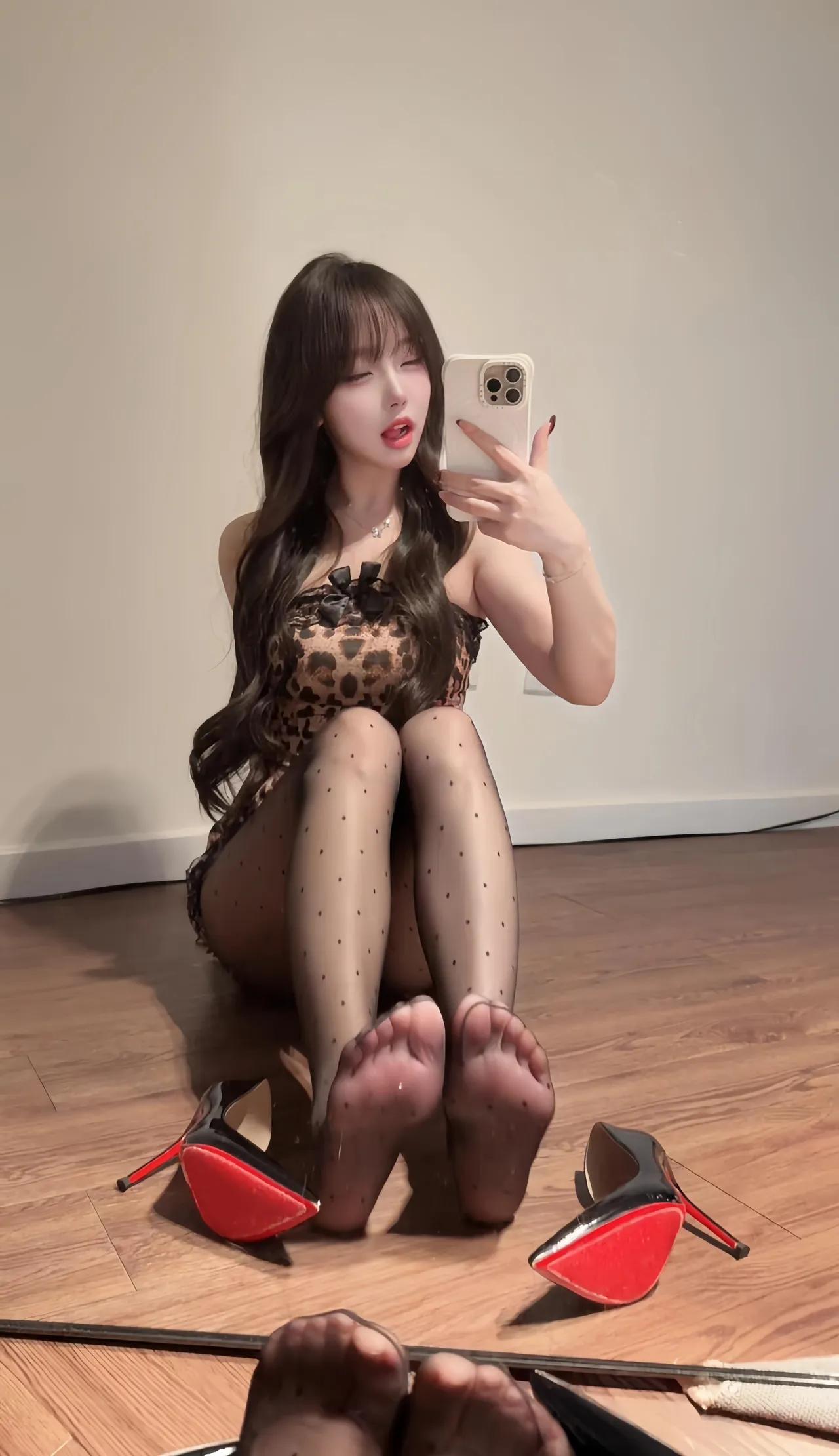 在酒吧认识女孩，刚换的苹果说自拍效果很棒。