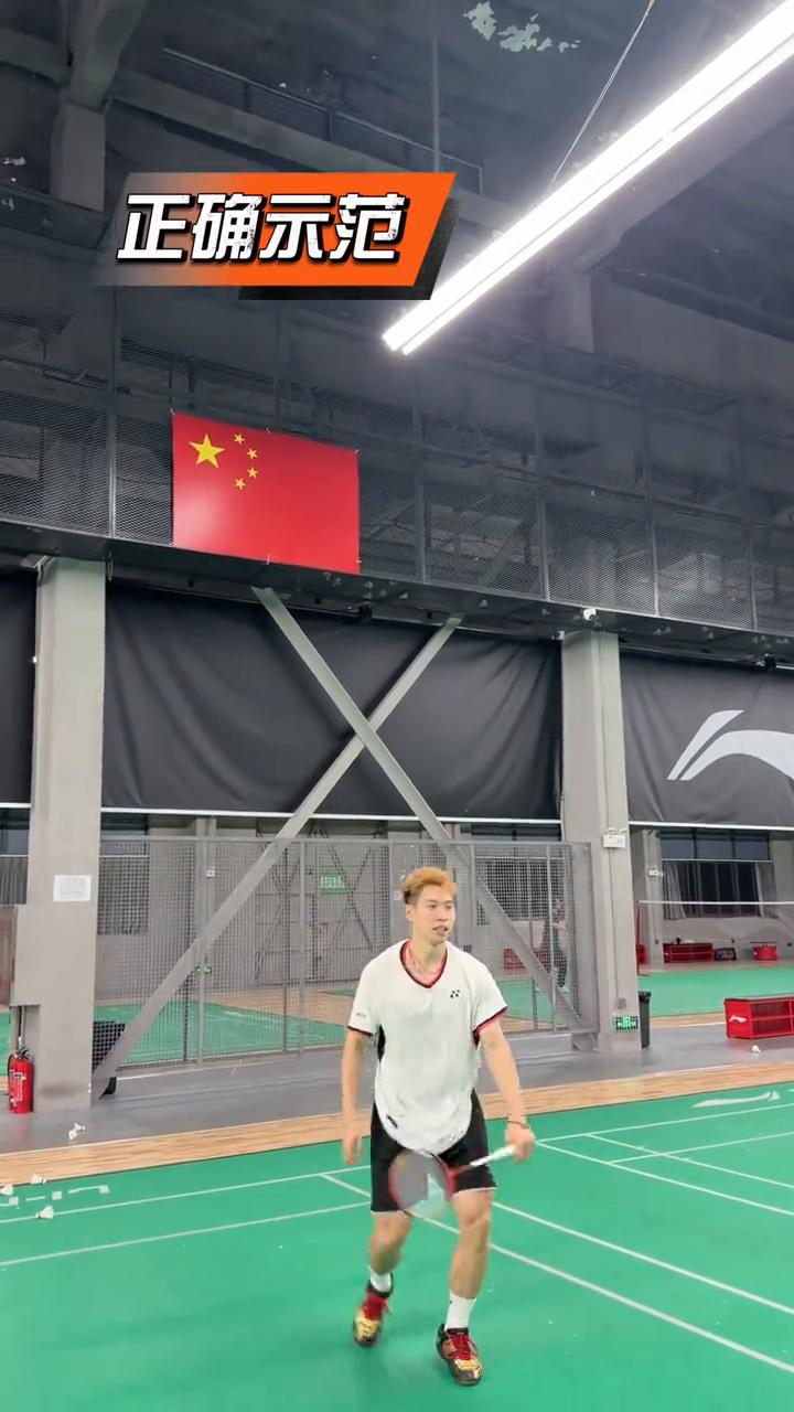杀球总是软绵绵被对手反杀，花500块找全国冠军指点一下。
两个问题。
·第一个问