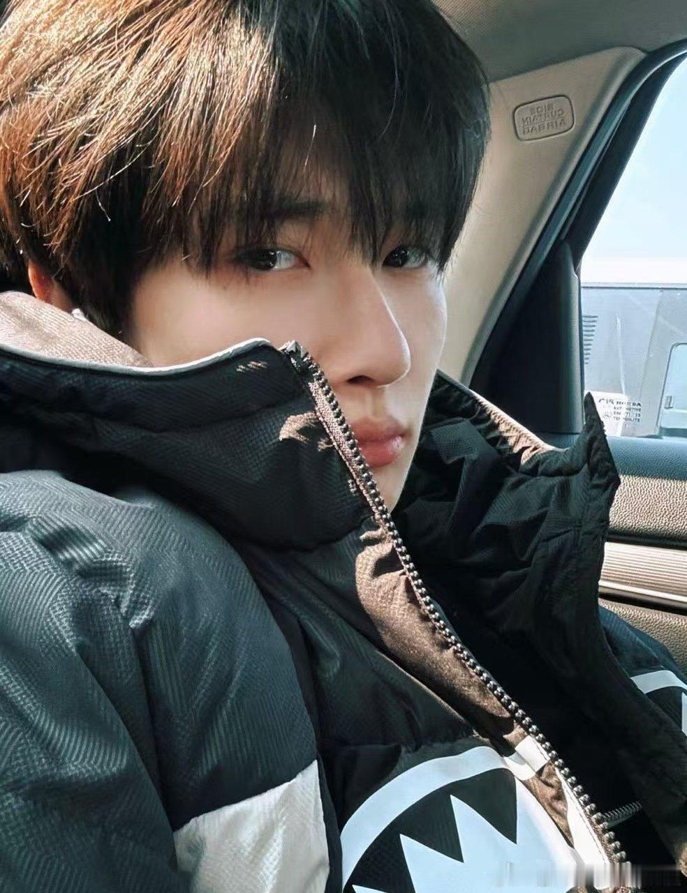 余宇涵成吴镇宇人形挂件了 这画面太有趣，余宇涵化身吴镇宇人形挂件！为了能更好地提
