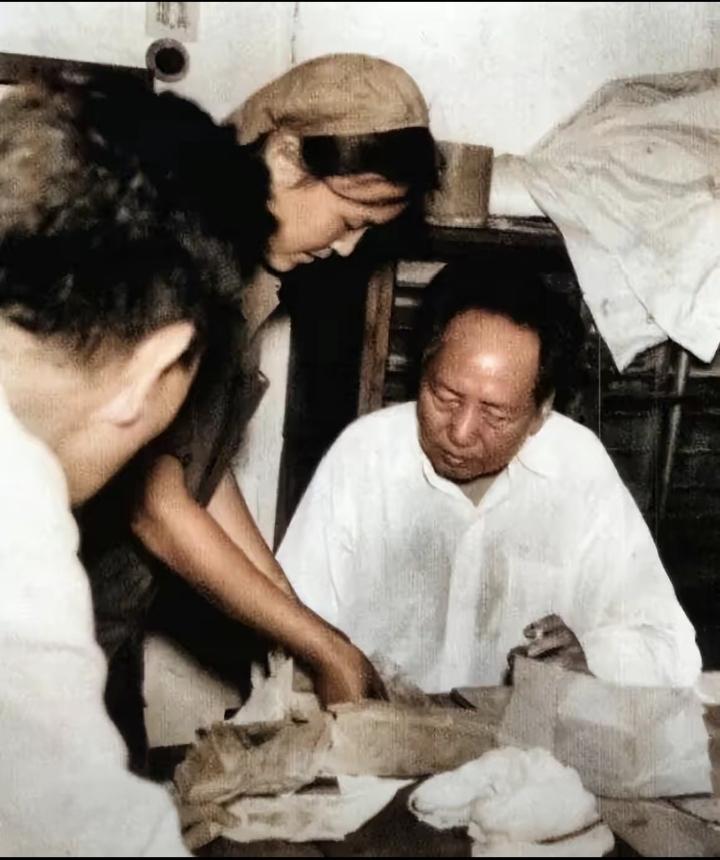 毛主席深入企业车间生产一线调研工作，仔细了解企业生产和职工工作生活情况！