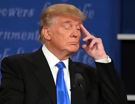 面对中国的强硬，特朗普有点恼羞成怒，他在社交平台写道，“中国这步走砸了，彻底慌了