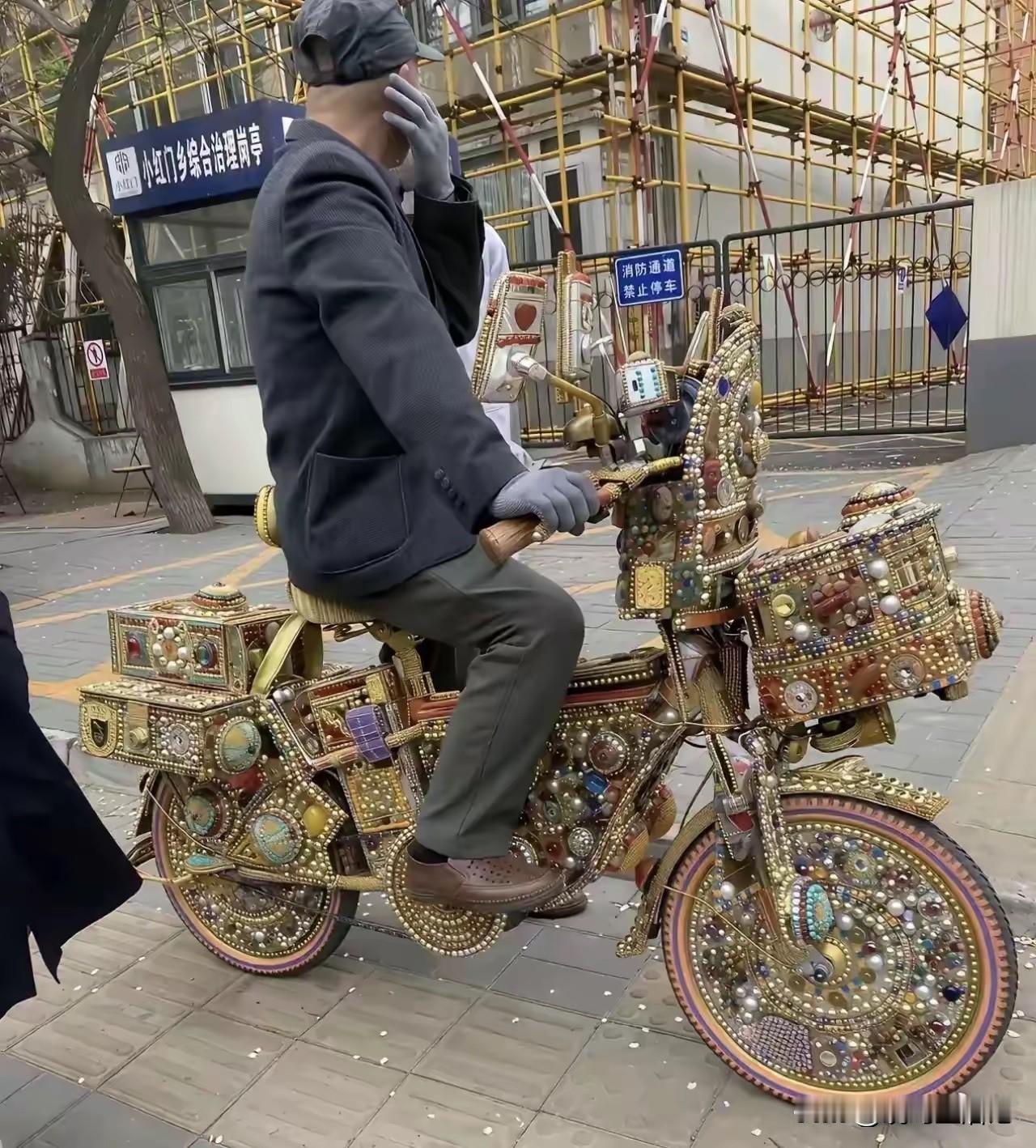 大爷的这辆车，值不少钱吧？
