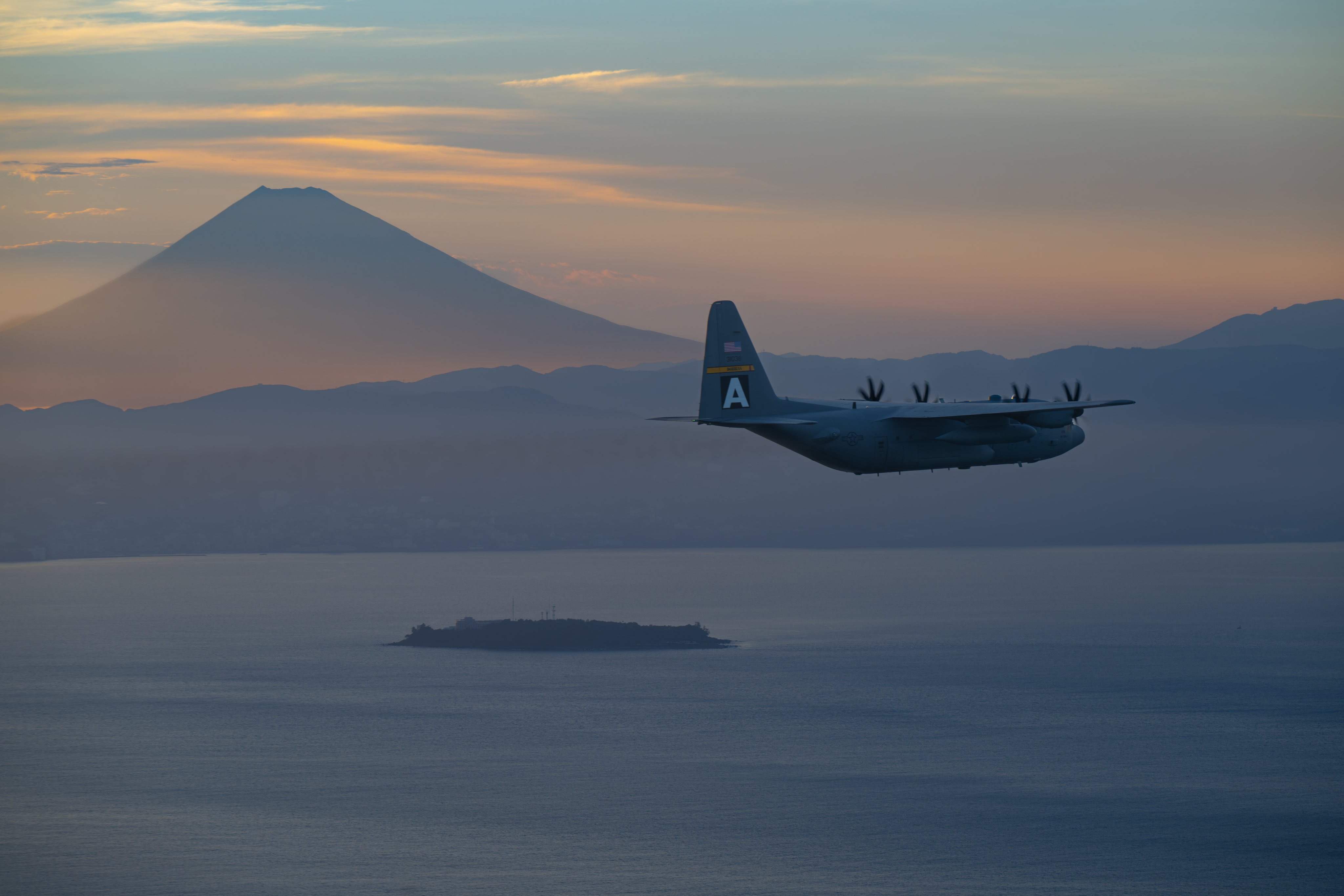 远望富士山的C-130H3 ​​​