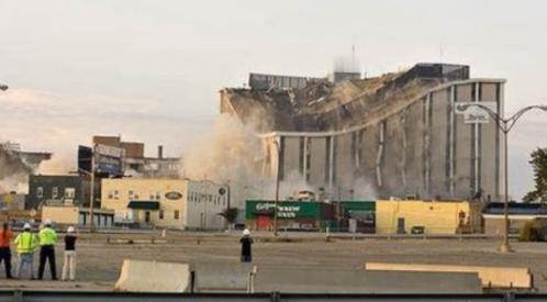 2007年，柯达公司用烈性炸药，把自己的胶卷研发中心炸掉了！大楼轰然倒塌，原因就