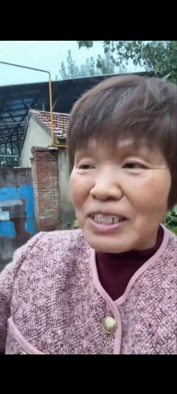 恨着俺，我恨着你。王美丽，王美丽我多，但我恨着你。我天天恨着你，我还去你家跟你闹