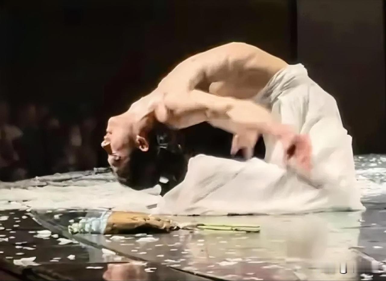 “女性经济”上升的时代，
迎合女性消费市场的“男色经济”爆火，
对传统文化是挑战
