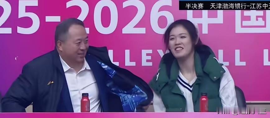 李盈莹，一般运动员真没这个待遇，只有小李有。和领导坐在主位席，这位中国女排主攻手