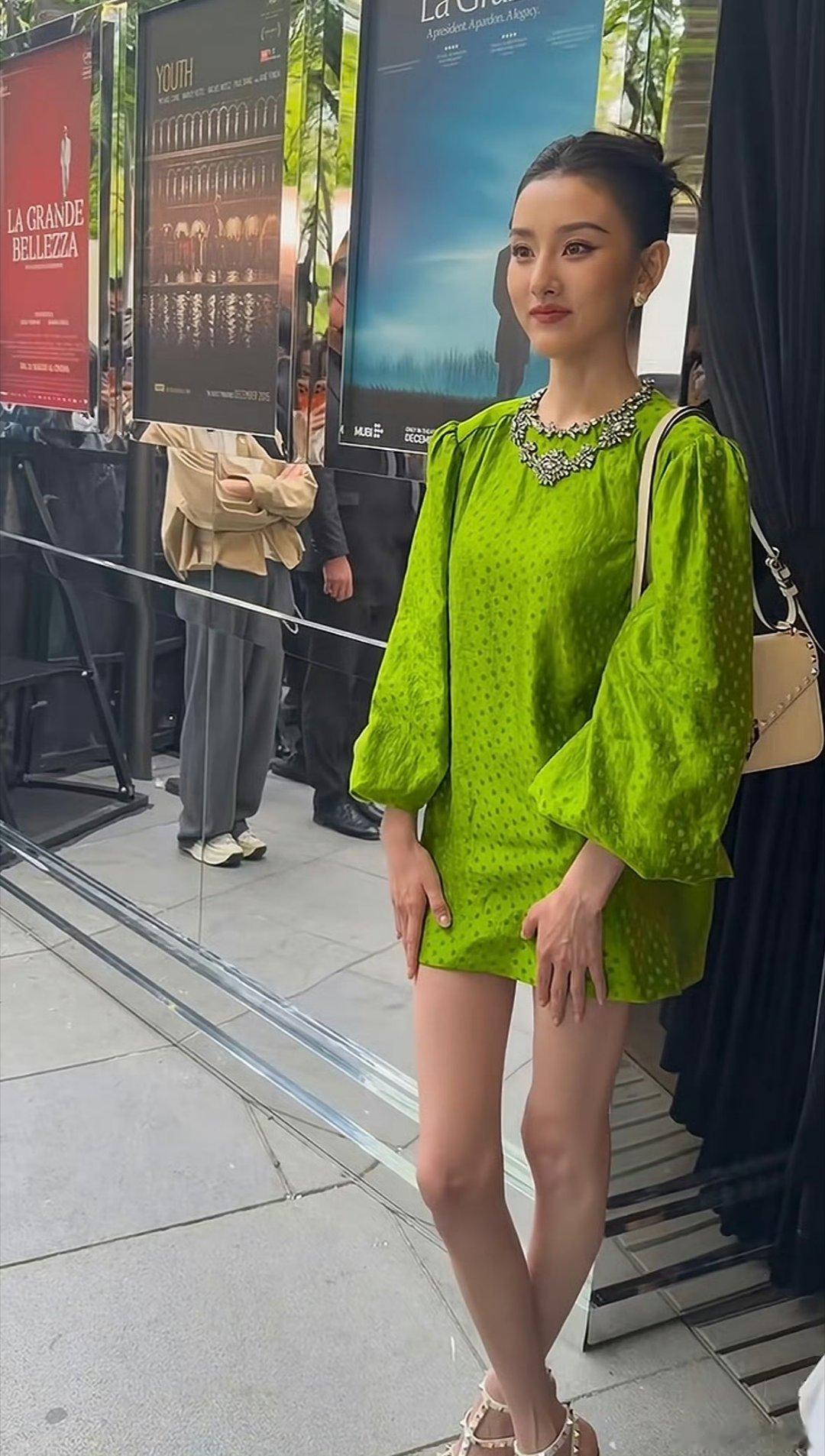 宋祖儿这套绿裙真的太抓人眼球💚鲜亮翠绿短裙，配上精致钻饰，整个人明媚亮眼，气场