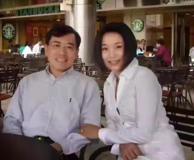 TCL创始人、董事长李东生事业家庭双丰收

李东生家庭幸福，其妻子魏雪才华与颜值
