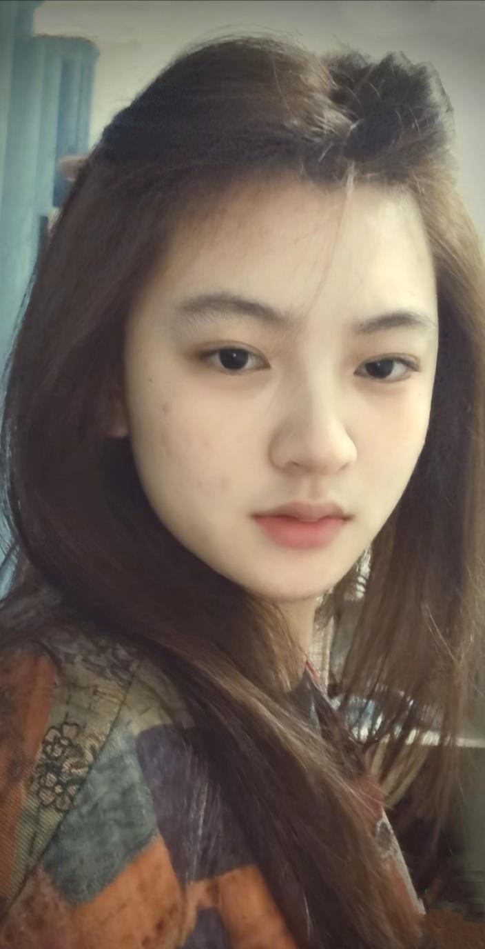 是谁说脸大的女生不美的？我就特别喜欢脸大的美女。