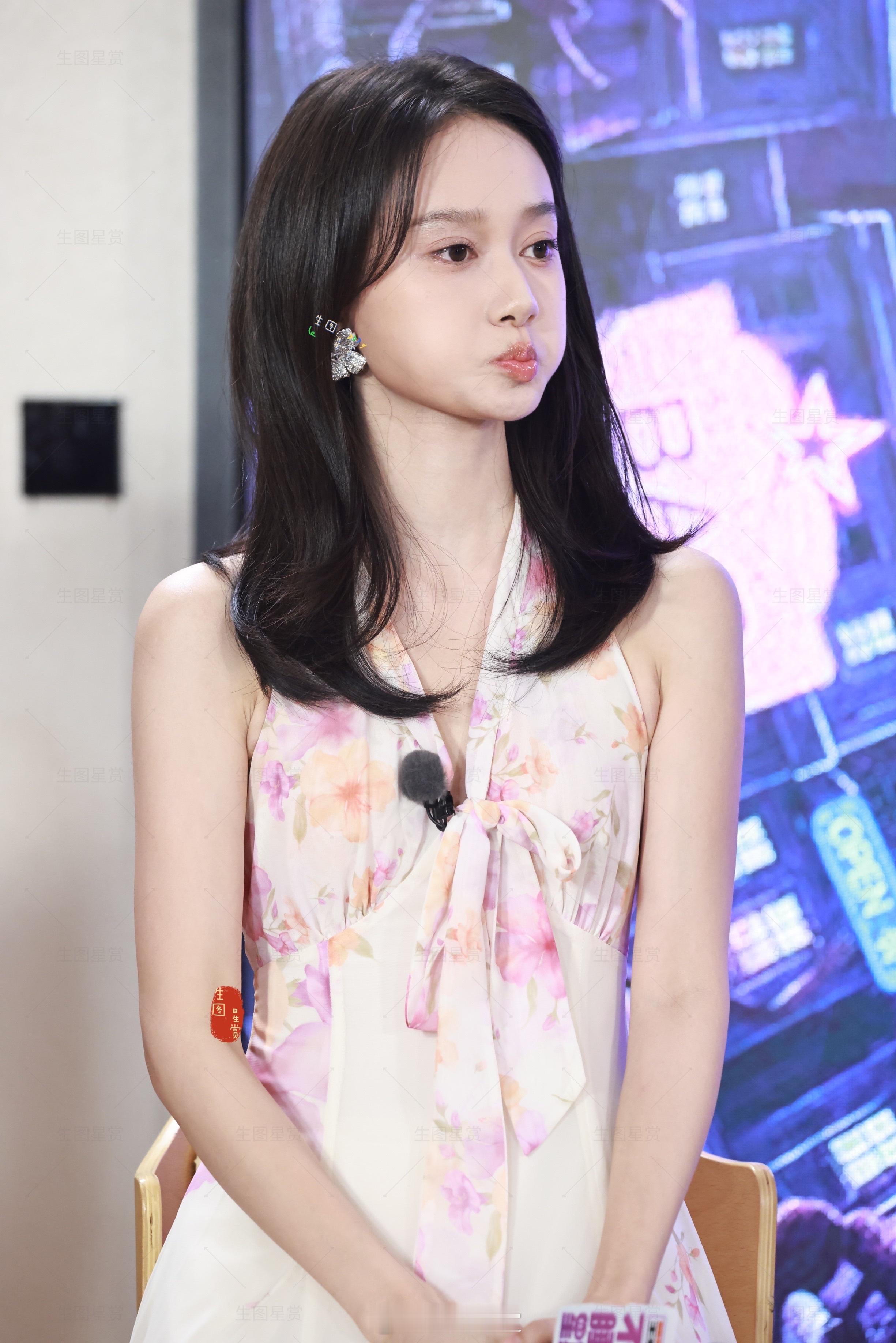 元气可爱的花季女孩夏梦，嘟嘴萌的不想睡的星期五 发布会生图直出 