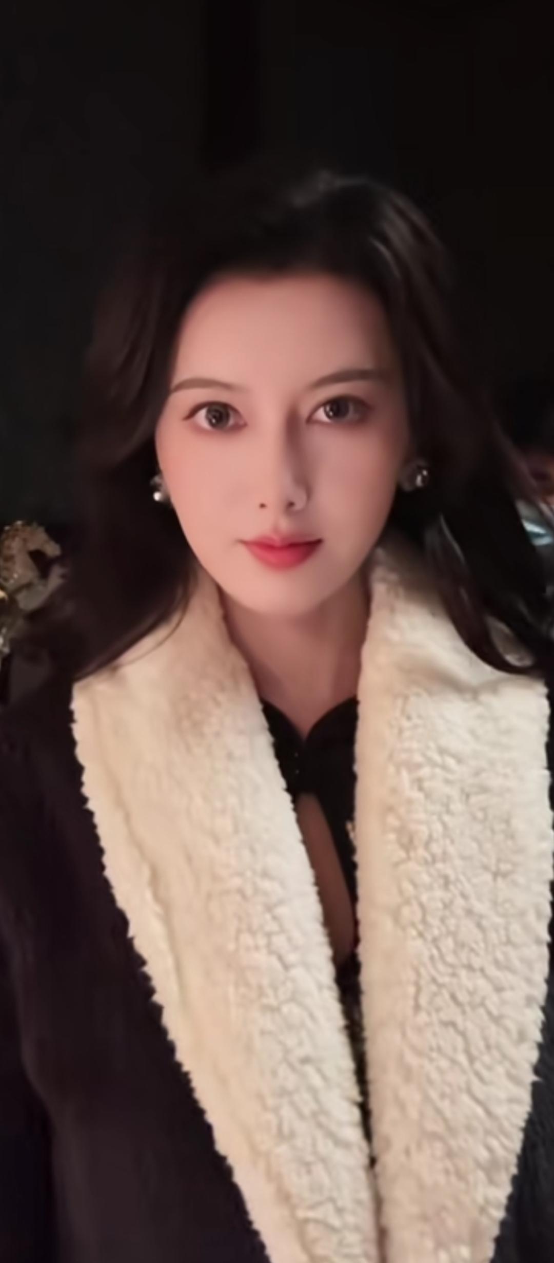 优雅黑丝绒外套，尽显高贵气质！