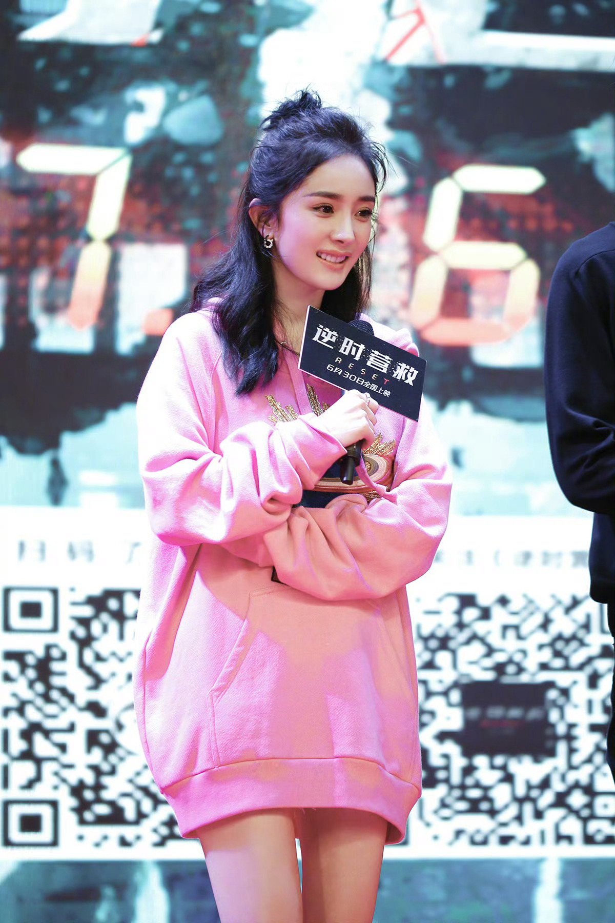 杨幂杨幂被送马吉拉外套李现叫杨幂单字幂杨幂prada品牌代言人杨幂米兰街头最严厉