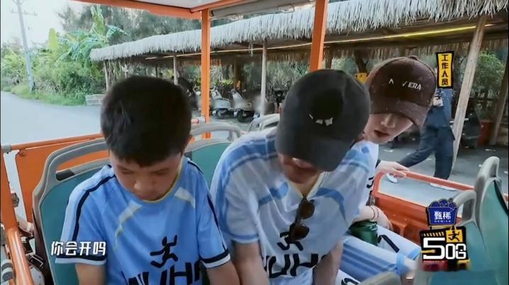 鹿晗注意到小朋友坐车腰疼没见过这么夹的鹿晗哈哈哈哈哈 坐了几个小时的车，他下车第