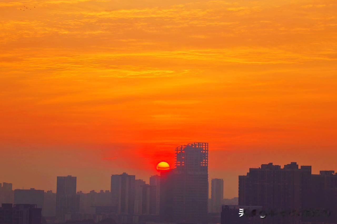 夕阳西下，城市天际线美如画。
前阵子在顺德刚好撞上台风“格美”外围下沉气流带来的