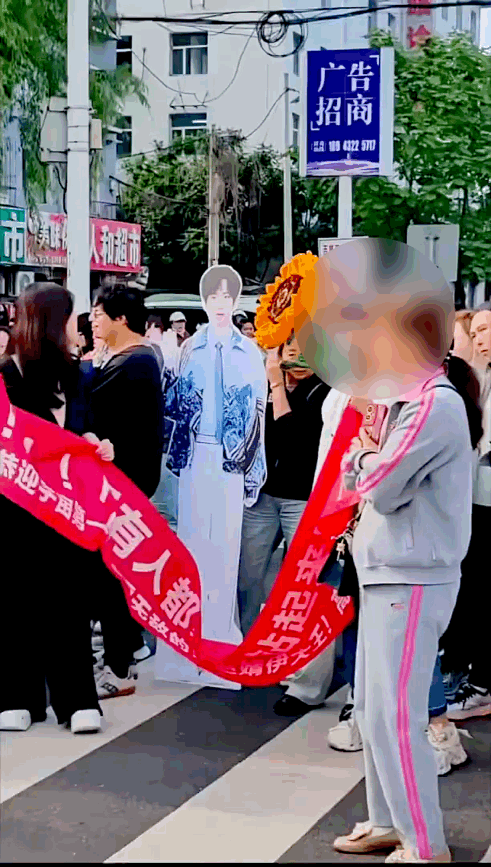 这个送考接考，预祝广大考生淇开得胜的淇淇，怎么看上去也有点子紧张呢。