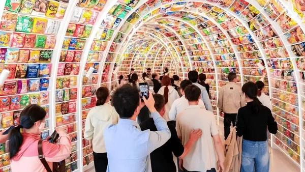 零食王国凭借极具冲击力的视觉效果与“全球最大零食店”的标签，精准切中了年轻人追求