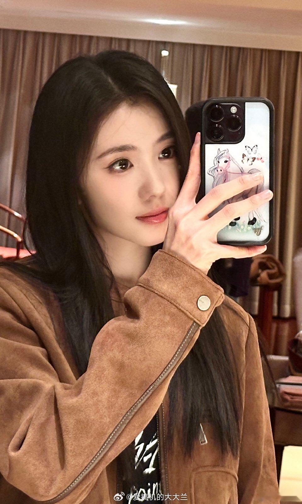 这手机壳真好看，这美女不是主角里饰演忆秦娥的刘浩存吗
