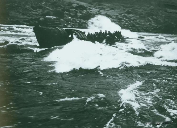 1942年，渔民陈根土载着16个日军过江。不料，他们刚驾着船驶到江心，陈根土突然