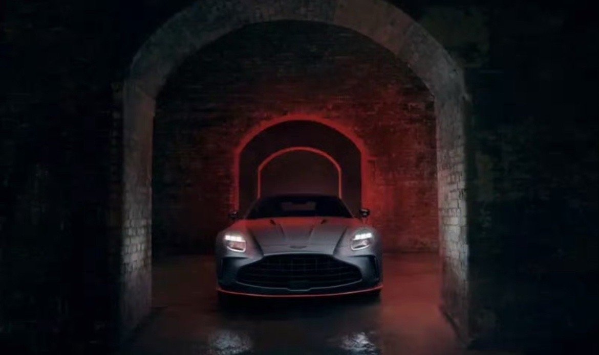 阿斯顿·马丁正式发布全新Vantage S车型。新车搭载4.0升双涡轮增压V8发