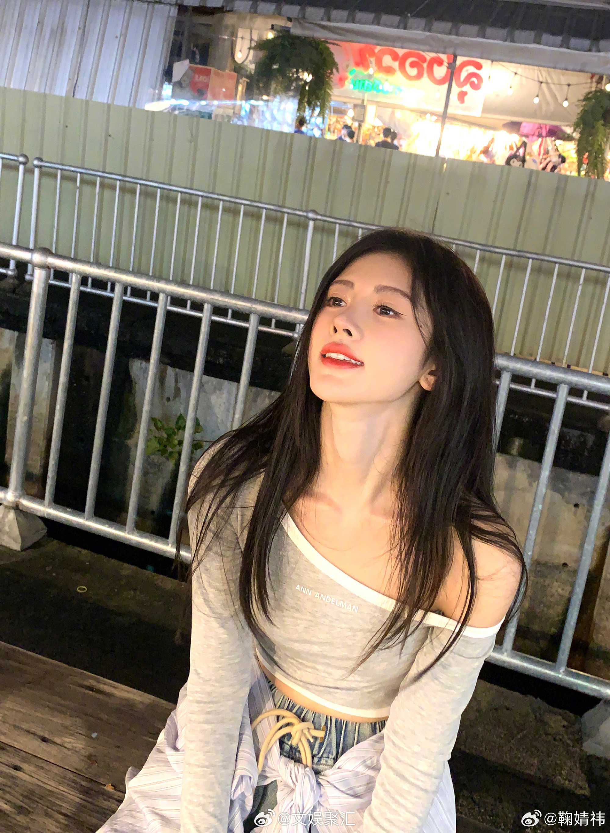 #鞠婧祎露肩灰白长袖##鞠婧祎半露肩长袖# 鞠婧祎的露肩灰白长袖造型，美若画卷。