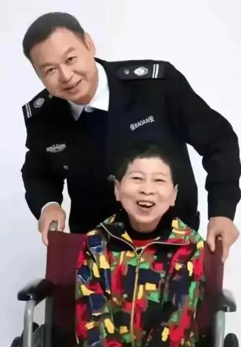 1988年，湖南21岁的女孩为保护老板，挺身而出与歹徒搏斗，结果身中9刀，不幸瘫