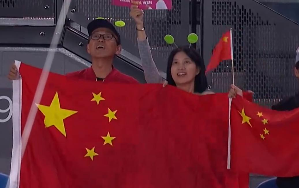 郑钦文赛后采访中文示爱祖国球迷：“你们举着国旗非常好看。”
1月25日，中国选手