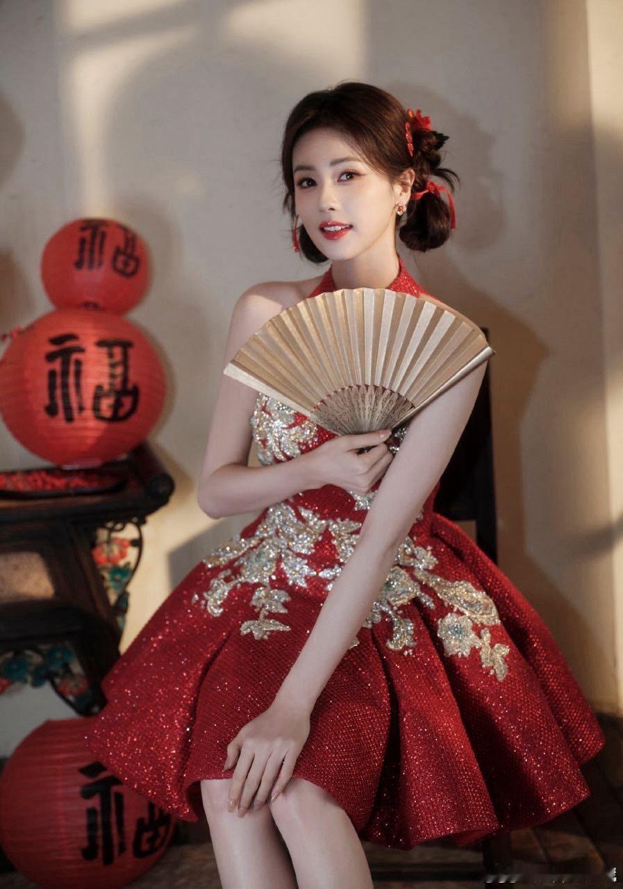 白鹿红旗袍  春晚的白鹿，穿上红旗袍美得如画，不仅展现了优雅的身姿，更带来了喜庆