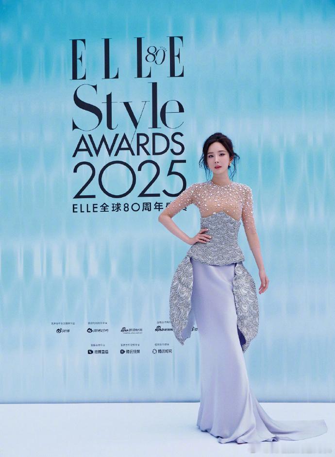 杨幂ELLE现场图杨幂提前打卡ELLE庆生局  杨幂提前打卡ELLE 庆生局，杨