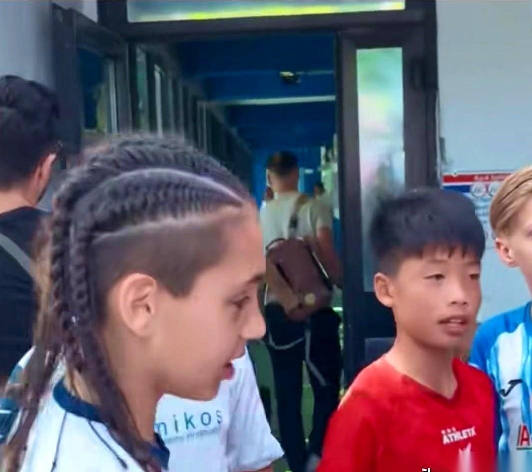 刚刷到一个画面，咱们U12少年队，比赛结束。一个金发的外国小姑娘，突然穿过还在复
