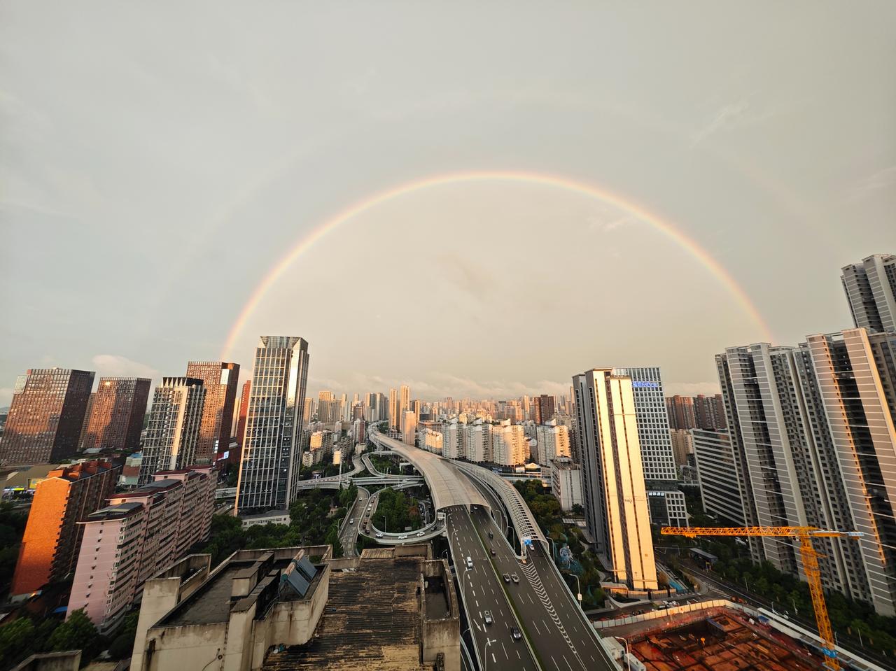 武汉下起了太阳雨，天边出现一道漂亮的彩虹。