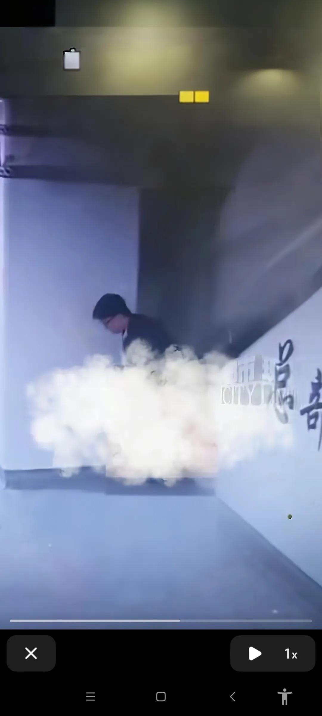 大型社死现场
在广西南宁地铁站，一名男子竟当众脱裤大便，之后若无其事地离开。
这