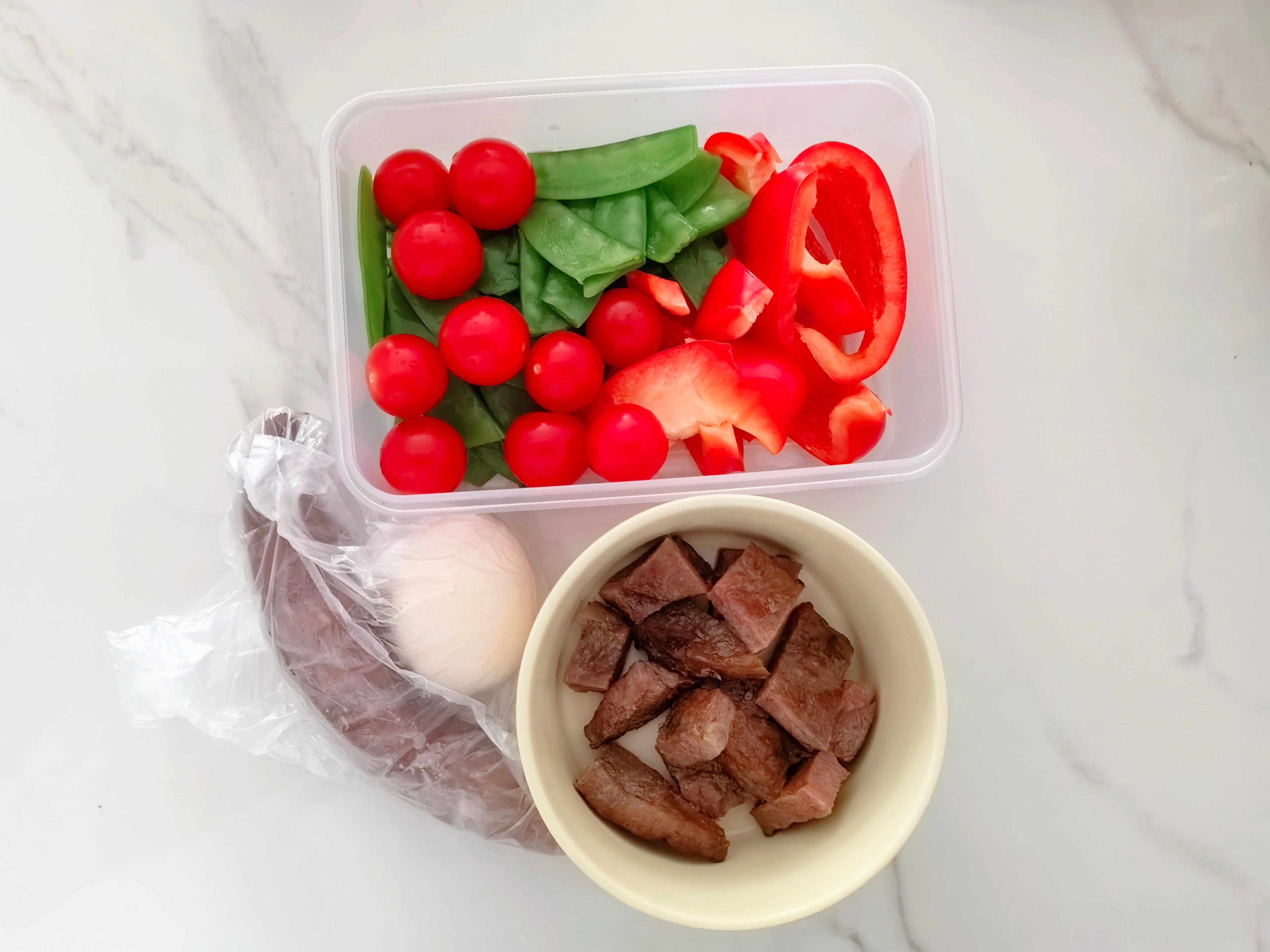 生活手记 每天早餐我咖啡面包，孩纸一个香蕉一杯温水，午餐我大鱼大肉，看看她这便当