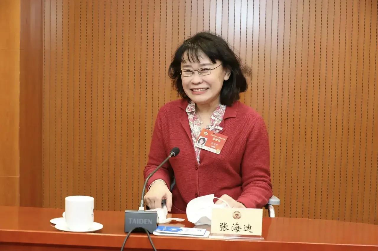 想起张海迪，脑子里冒出来的，还是那个“身残志坚”的老印象。她五岁时因脊髓血管瘤高