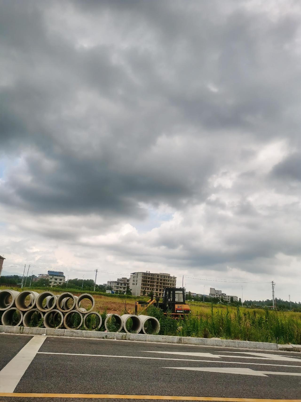 黑云压顶，大雨来了，可惜光打雷不下雨，催催老天爷，来点清凉，降降温！

城市的街