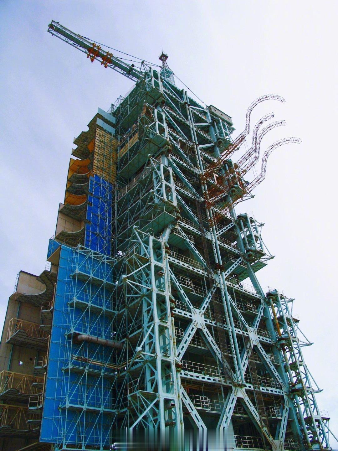 #天舟六号船箭垂直转运进发射区##天舟六号船箭垂直转运进发射区#二十年前，我自驾