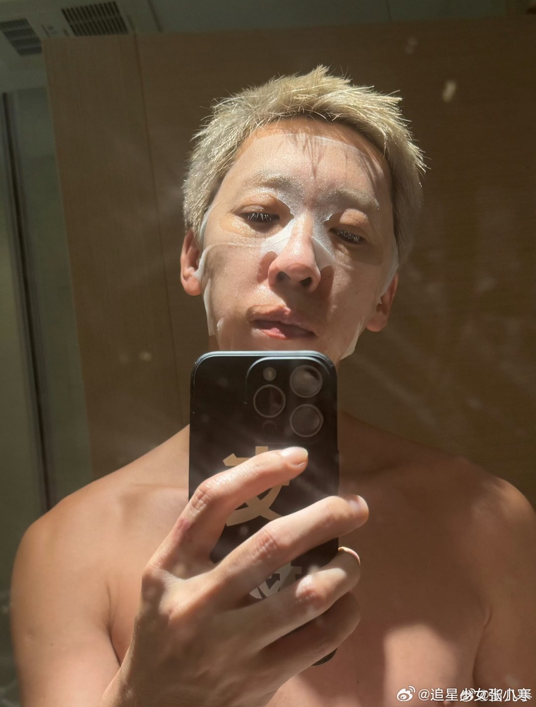 留几手敷面膜对镜自拍留几手好想成为颜值博主留几手敷面膜自拍，说想当颜值博主。谁还