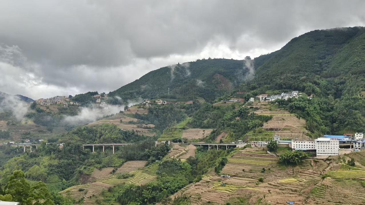 9月18日，11:20从绿春出发，沿着G219边境山路一路向南。
途经俄扎乡、黄